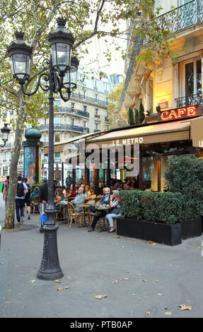 Le Metro è un tipico caffè parigino situato in boulevard Saint Germain a Parigi, Francia. Foto Stock