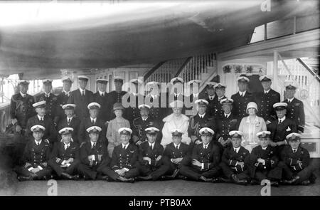 Re Giorgio V e la regina Mary con equipaggio di 'HMY Victoria and Albert', C1935. Creatore: Kirk & Figli di Cowes. Foto Stock