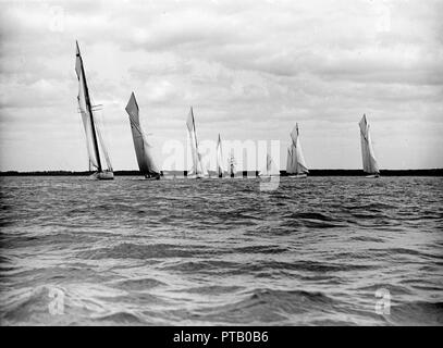 Partenza per la Coppa del Re yacht race, 1913. Creatore: Kirk & Figli di Cowes. Foto Stock