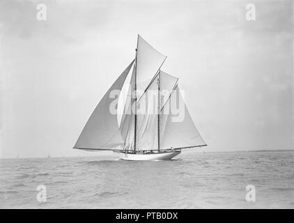 Il piede 118 racing yacht 'Cariad' con vela spinnaker, 1911. Creatore: Kirk & Figli di Cowes. Foto Stock