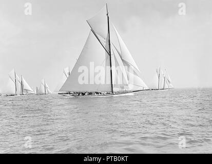 Partenza per la Coppa del Re yacht race. Creatore: Kirk & Figli di Cowes. Foto Stock