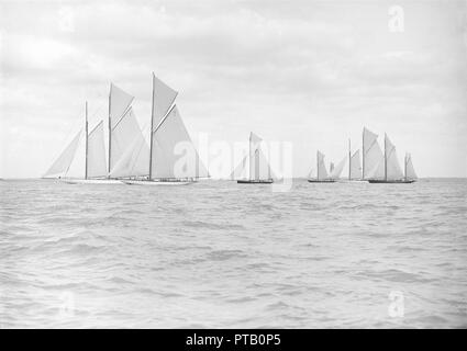 Partenza per la Coppa del Re yacht race, 1913. Creatore: Kirk & Figli di Cowes. Foto Stock