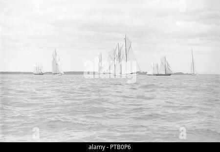 Big della classe yachts a partire la Coppa del Re di gara, 1913. Creatore: Kirk & Figli di Cowes. Foto Stock