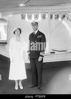 Il Duca e la duchessa di York a bordo di "HMY Victoria and Albert', 1933. Creatore: Kirk & Figli di Cowes. Foto Stock