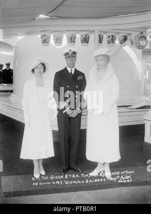 Queen Mary con il Duca e la duchessa di York a bordo di "HMY Victoria and Albert', 1933. Creatore: Kirk & Figli di Cowes. Foto Stock