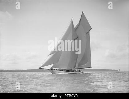 La 250 ton schooner 'Germania' vele vicino raggiungere, 1911. Creatore: Kirk & Figli di Cowes. Foto Stock