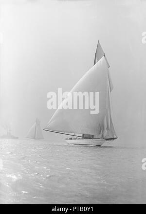 La 250 ton schooner 'Germania' in esecuzione sotto spinnaker, 1913. Creatore: Kirk & Figli di Cowes. Foto Stock