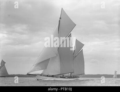 Il piede 118 racing yacht 'Cariad' vela bolina, 1911. Creatore: Kirk & Figli di Cowes. Foto Stock