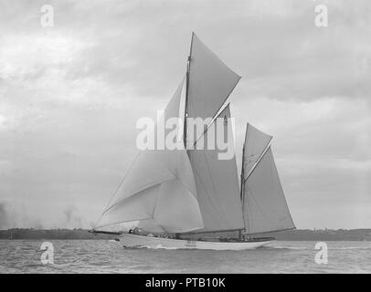 Il piede 118 racing yacht 'Cariad', 1911. Creatore: Kirk & Figli di Cowes. Foto Stock