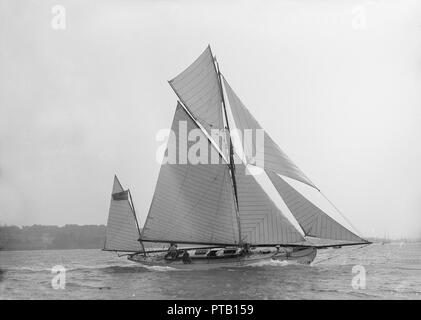 Il 46 ft scialuppa 'Chinkara' sotto la vela, 1913. Creatore: Kirk & Figli di Cowes. Foto Stock