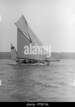 Il 46 ft scialuppa 'Chinkara' sotto la vela, 1913. Creatore: Kirk & Figli di Cowes. Foto Stock