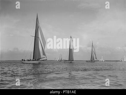 Il 19-metri di classe "ariquita' 'corona' & 'Octavia', corse a Cowes, 1911. Creatore: Kirk & Figli di Cowes. Foto Stock