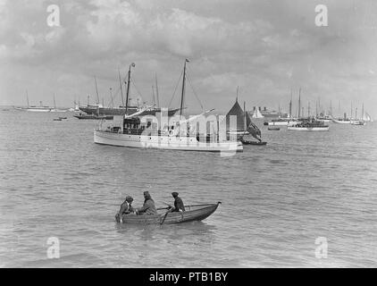 Il motor yacht 'Silver Cloud' in corso, 1920. Creatore: Kirk & Figli di Cowes. Foto Stock