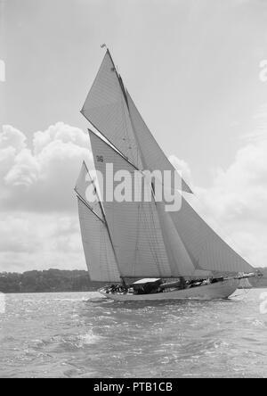 La 105 ft ketch Thendara "' vela controvento. 1939. Creatore: Kirk & Figli di Cowes. Foto Stock