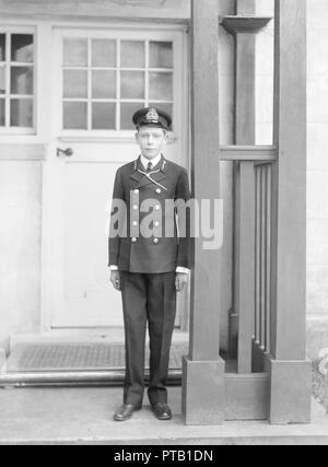 Prince Albert presso il Royal Naval College, Osborne, Isle of Wight, 1910. Creatore: Kirk & Figli di Cowes. Foto Stock