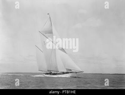 Il piede 118 racing yacht 'Cariad' facendo buoni progressi, 1933. Creatore: Kirk & Figli di Cowes. Foto Stock