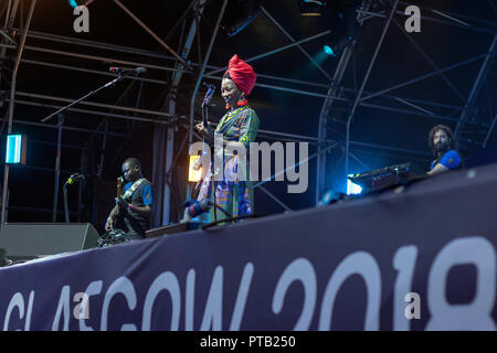 Maliano cantante e chitarrista, Fatoumata Diawara, eseguendo a George Square, Glasgow, Scozia, il 12 agosto 2018, durante il Festival 2018 Foto Stock