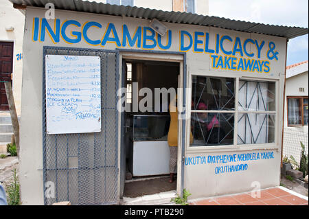 Un takeaway la vendita del pesce e patatine nelle township villaggio di Imizamo Yethu una bidonville in Hout Bay, Città del Capo, Sud Africa Foto Stock