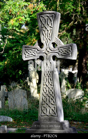 Celtic Cross lapide nel cimitero di Brompton (Kensington e Chelsea: aperto 1840) Londra, Inghilterra, Regno Unito. Foto Stock