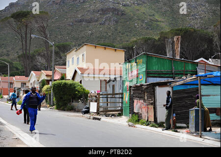 La cittadina di villaggio di Imizamo Yethu una bidonville in Hout Bay, Città del Capo, Sud Africa Foto Stock