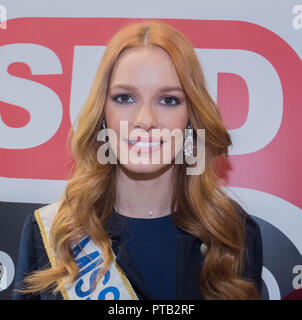 2018 Parigi spettacolo agricolo; Miss Francia 2018 Maëva Coucke sul sud radio "CHACUN SA FOLY" animata da Liane Foly. Foto Stock