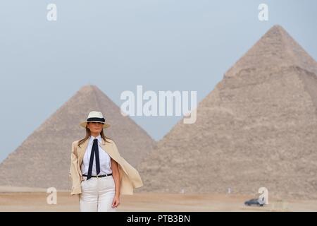 U.S prima signora Melania Trump sta di fronte le Piramidi di Giza Ottobre 6, 2018 al di fuori de Il Cairo, Egitto. La First Lady è l'ultima tappa della sua prima d'oltremare viaggio da solista. I critici di moda chiamato primo signore scelta di outfit simile a Michael Jackson, Carmen Sandiego e Indiana Jones. Foto Stock