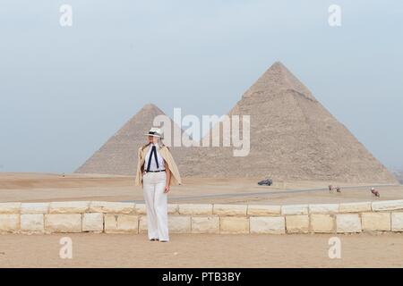 U.S prima signora Melania Trump sta di fronte le Piramidi di Giza Ottobre 6, 2018 al di fuori de Il Cairo, Egitto. La First Lady è l'ultima tappa della sua prima d'oltremare viaggio da solista. I critici di moda chiamato primo signore scelta di outfit simile a Michael Jackson, Carmen Sandiego e Indiana Jones. Foto Stock