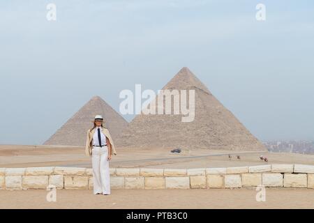 U.S prima signora Melania Trump sta di fronte le Piramidi di Giza Ottobre 6, 2018 al di fuori de Il Cairo, Egitto. La First Lady è l'ultima tappa della sua prima d'oltremare viaggio da solista. I critici di moda chiamato primo signore scelta di outfit simile a Michael Jackson, Carmen Sandiego e Indiana Jones. Foto Stock