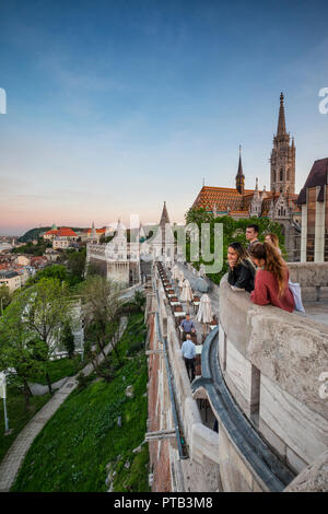 Budapest il Bastione dei Pescatori e St la chiesa di Matthias Foto Stock