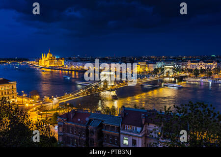 Lo skyline di Budapest di notte. Illuminata Parlament building e il ponte sul fiume Danubio Foto Stock