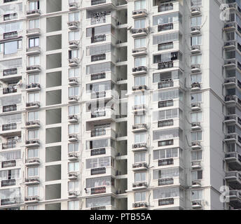 La facciata della residenziale moderno alto edificio con molte finestre e appartamenti Foto Stock