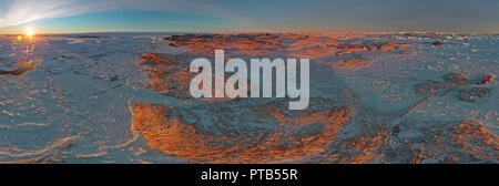 Panorama sull oceano e gli iceberg e ghiaccio d'acqua davanti a lui, la natura e il paesaggio antartico , giorno, al tramonto del sole. Foto Stock