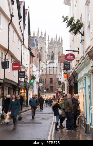 York, Regno Unito - 12 DIC 2016: Un Natale shoppers affollano la trafficata corsie pedonali di York del centro storico il 12 Dic a bassa Petergate, York Foto Stock