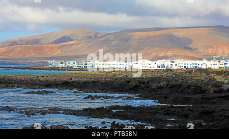Panoramica vista banner di Punta Mujeres su rocce di mare in Isola di Lanzarote Foto Stock
