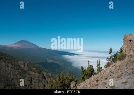 Tenerife paesaggio di montagna con vista sul Pico del Teide vertice al di sopra delle nuvole - Foto Stock