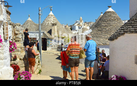 ALBEROBELLO, Italia - 31 luglio 2017: panoramica banner con i turisti in Alberobello, il famoso villaggio di Trulli in Puglia, Italia meridionale Foto Stock