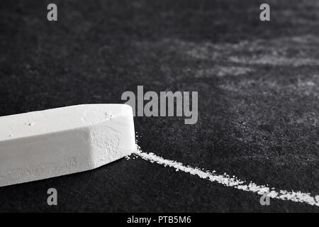 Extreme close up foto di una punta di gesso disegno di linea di parola, il fuoco selettivo. Foto Stock