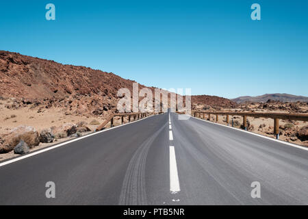 Autostrada diritta, strada asfaltata nel deserto, paesaggio - Foto Stock