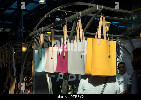LONDON, Regno Unito - 14 settembre 2018: donne multicolori sacchetti a Spitalfields Market Foto Stock