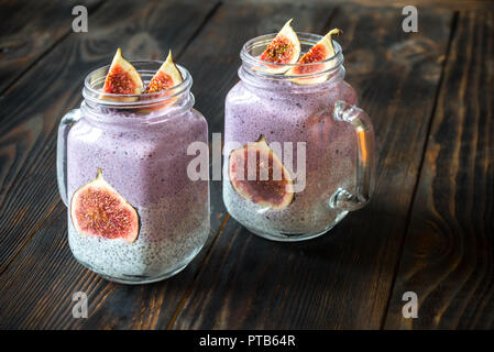 Semi di Chia budini con fette di fig Foto Stock