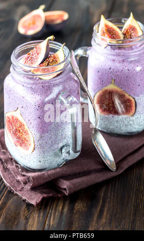Semi di Chia budini con fette di fig Foto Stock