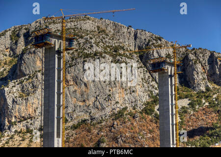 Montenegro, Settembre 2018 - Costruzione di supporto di colonne di cemento per il futuro ponte sul canyon di Moraca sull'autostrada Bar-Boljare Foto Stock