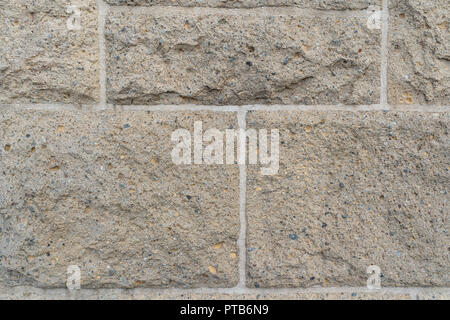 Close up su ruvida pietra rettangolare di mattoni di dimensioni diverse nella parete collegati da bianco luminoso con boiacca Foto Stock
