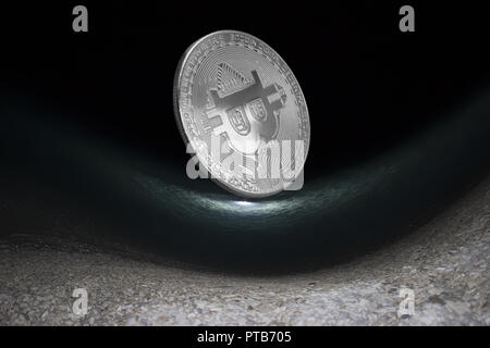 Foto astratte di bitcoin sul fondale. Moneta d'argento di un virtuale digitale valuta crypto - bitcoin Foto Stock