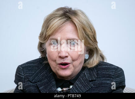 Hillary Rodham Clinton presso l Università di Oxford per onorare il settantesimo anniversario della Dichiarazione Universale dei Diritti dell'uomo. Foto Stock