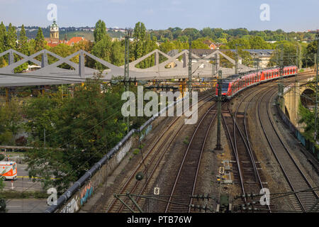 STUTTGART, Germania - settembre 15,2018: Bad Cannstatt Questo è il ponte con le ferrovie per i treni,che portano dalla stazione principale per il treno stat Foto Stock