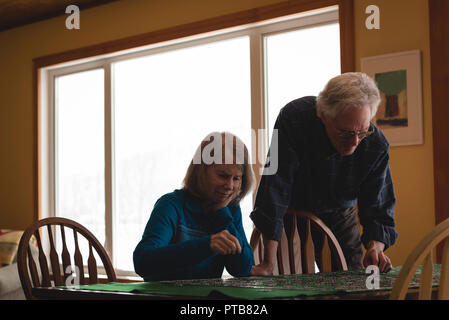 Coppia senior giocando puzzle Foto Stock