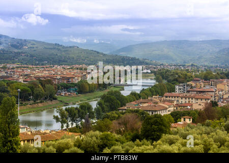 Firenze vista panoramica della periferia e il fiume Foto Stock