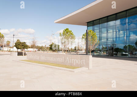 Dettagli esterni e il panorama internazionale della nuova terminal dell aeroporto di Gibilterra Foto Stock