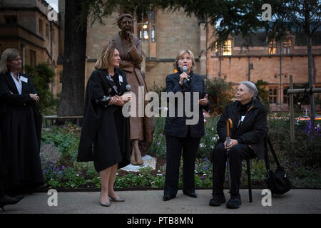 La statua di Eleanor Roosevelt è svelata da Hillary Rodham Clinton (al centro) con Helen Mountfield, principio di Mansfield College e Penelope Jencks, l'artista che ha creato la statua al di fuori dell'Istituto Bonavero in Oxford in occasione del settantesimo anniversario della Dichiarazione Universale dei Diritti dell'uomo. Foto Stock